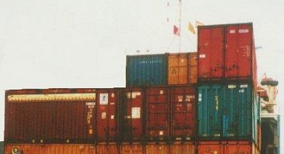 Часть контейнеров устанавливают поперек, а часть — на корму и нос