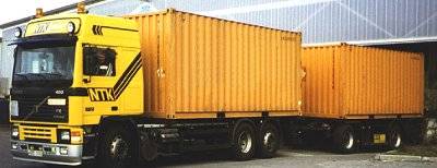 Автопоезд с контейнерами для опасных грузов (безопасно упакованными)