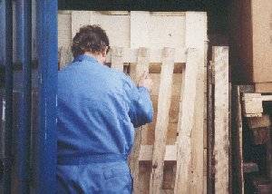 Упаковщик контейнера вносит последние штрихи