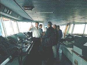 Капитан контейнеровоза с проверяющими на мостике