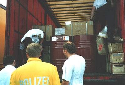 Водная полиция проверяет трейлер, который будет перевозиться паромом